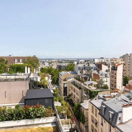 Family Cocoon In Buttes-chaumont Parigi